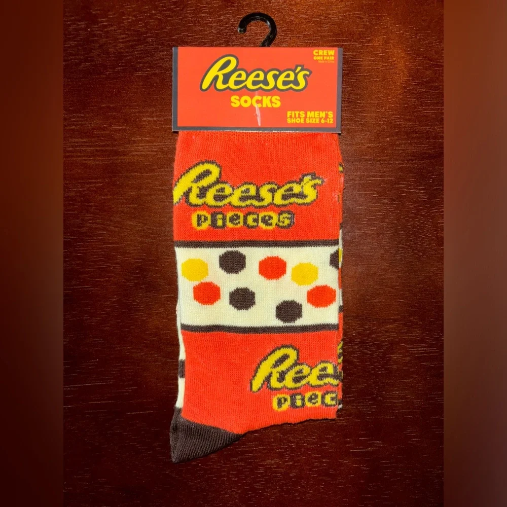 REESE’S PIECES NOVELTY CREW SOCKS NWT MEN’S SHOE SIZE 6-12